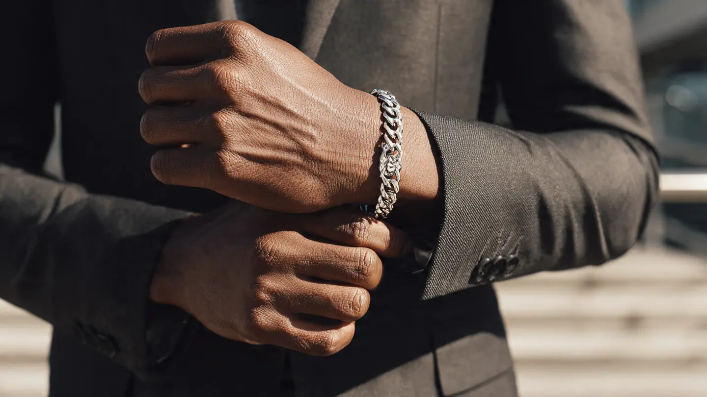 El Hombre Moderno y la Plata: Guía de Estilo Masculino