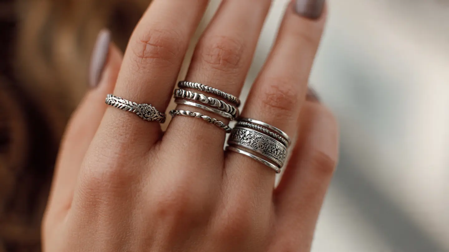 Stacking Rings: El Arte de Combinar Anillos con Estilo