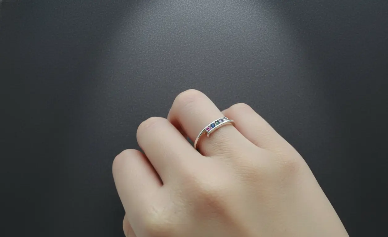 Vista de Anillo de banda abierta con zirconias