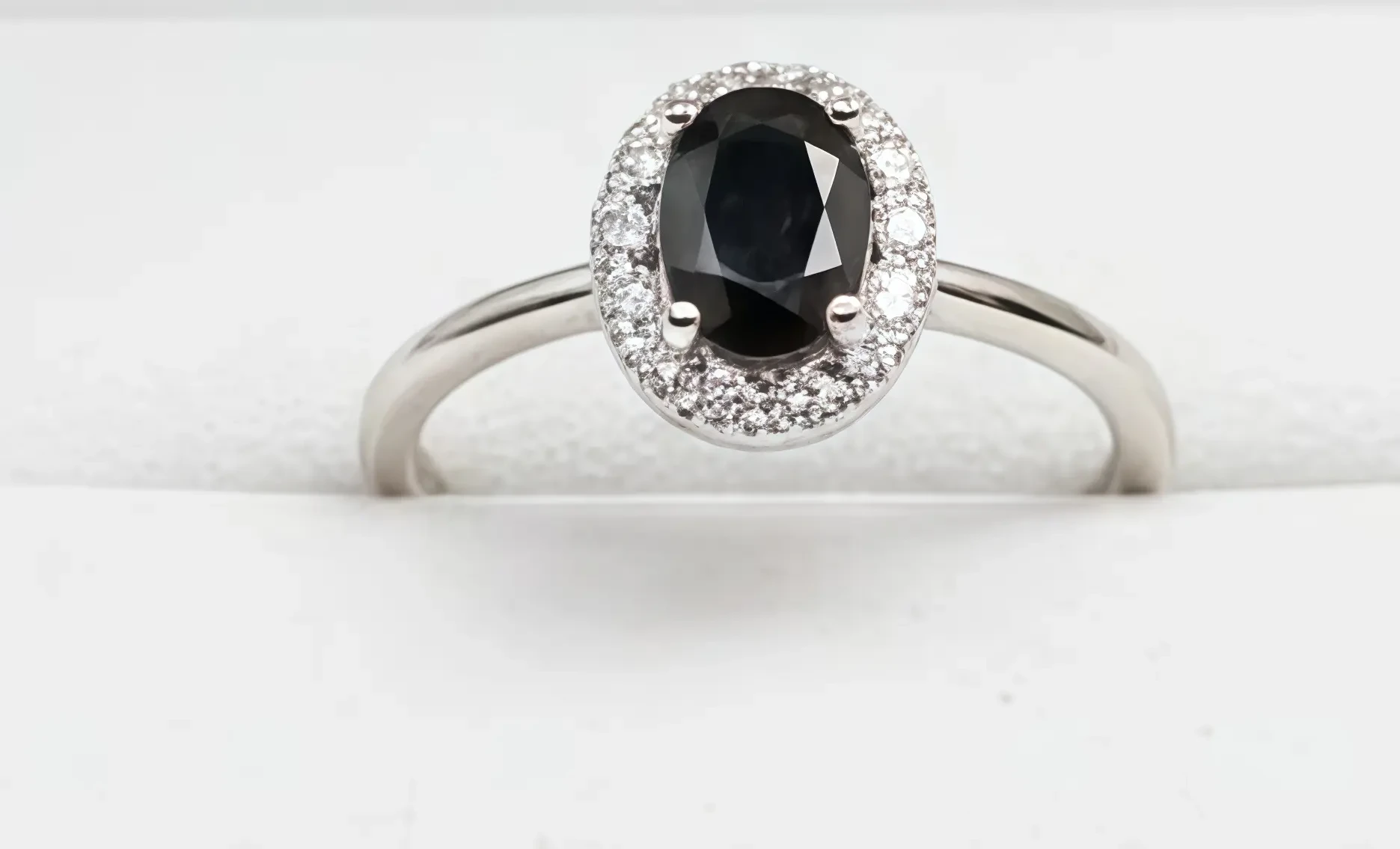 Vista de Anillo solitario con montaje tipo Halo