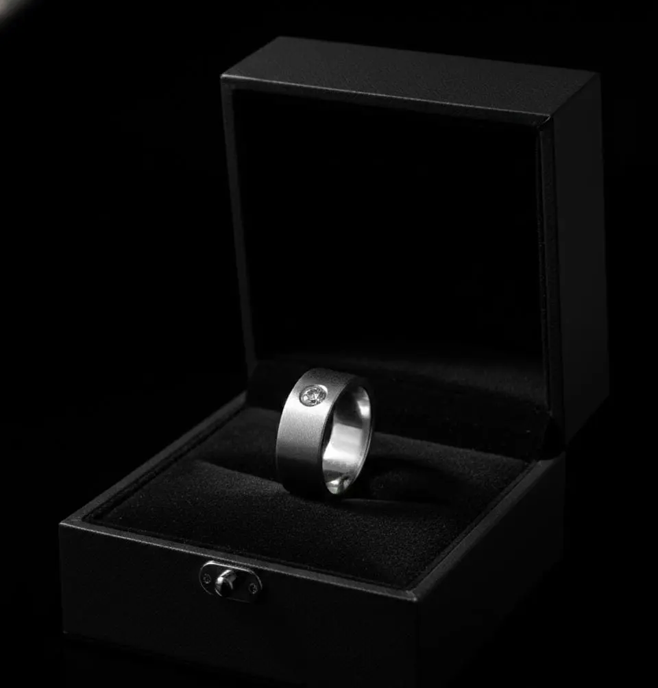 Anillo Personalizado Minimalista con Piedra Central