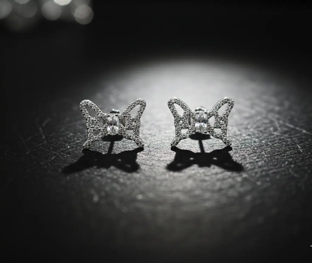 Vista de Aretes de Mariposa Brillante con Circonitas