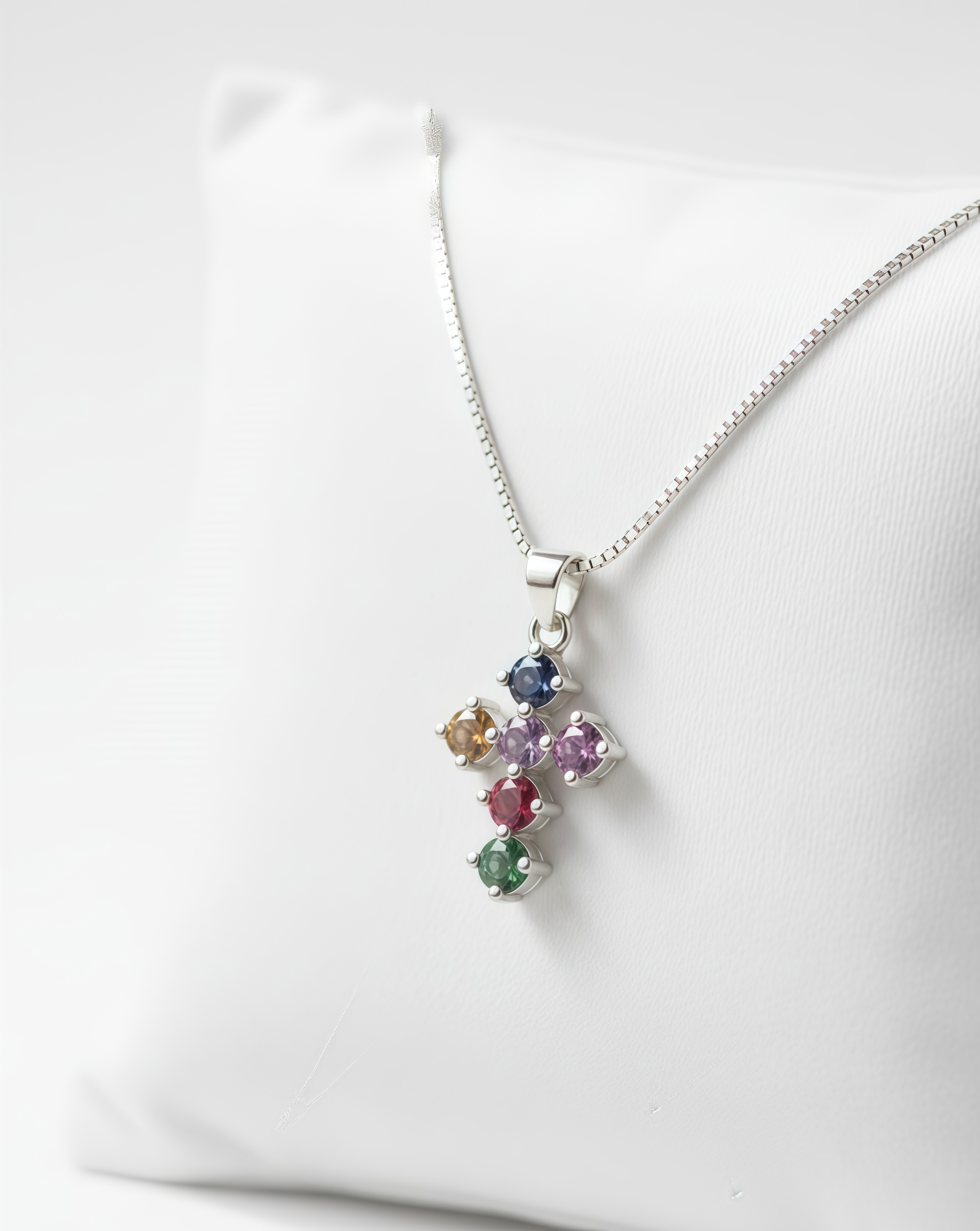 Vista de Cadena Singapour con cruz multicolor